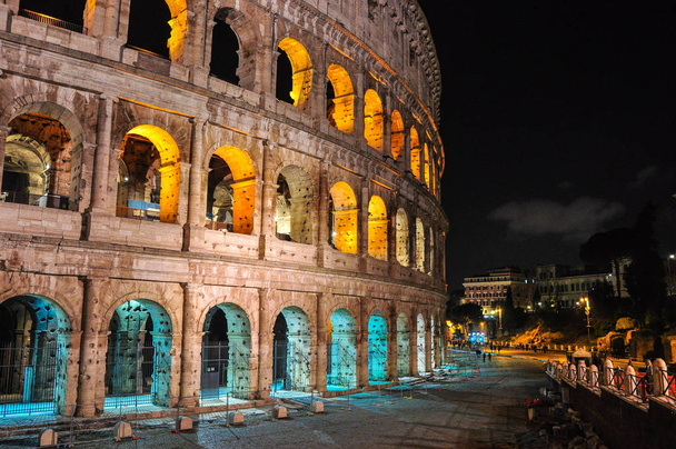 Colosseum rakennus yöllä - valaistu keltaisella ja sinisellä c
 - Valokuva, kuva