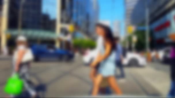 ぼかし効果でダウンタウンシティストリートを横断歩行者。市街地交差点を横断する人々. - 映像、動画