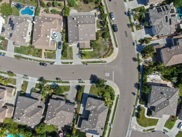 ブラックマウンテン、サンディエゴ、カリフォルニア州、アメリカ合衆国で隣り合う大きなヴィラを持つ航空トップビュー郊外の近所。住宅近代的な区画の豪華な家の航空写真. - 写真・画像