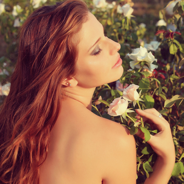 Magnífico retrato de una hermosa joven sensual mirada en el jardín en verano
. - Foto, Imagen