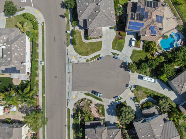 Vista aérea do bairro suburbano com moradias grandes ao lado umas das outras em Black Mountain, San Diego, Califórnia, EUA. Vista aérea da casa de luxo subdivisão moderna residencial
. - Foto, Imagem