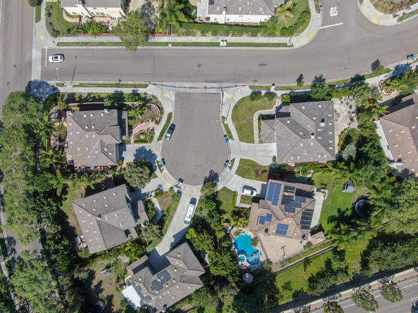 Předměstské sousedství s velkými vilami vedle sebe v Black Mountain, San Diego, Kalifornie, USA. Letecký výhled na obytný dům moderní subdivize. - Fotografie, Obrázek