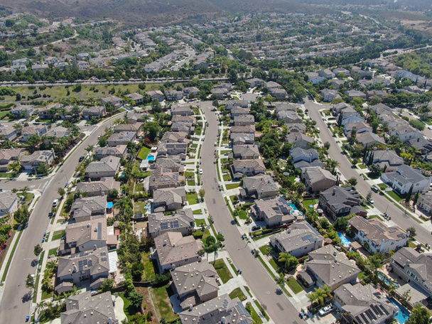 Barrio suburbano con vistas aéreas con grandes villas una al lado de la otra en Black Mountain, San Diego, California, EE.UU. Vista aérea de la casa de lujo residencial subdivisión moderna
. - Foto, Imagen