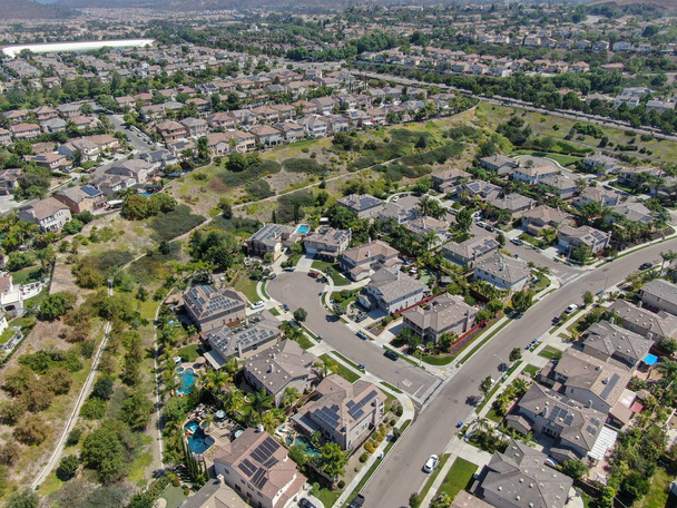 ブラックマウンテン、サンディエゴ、カリフォルニア、アメリカ合衆国で隣り合う大きなヴィラを持つ航空写真郊外の近所。住宅近代的な区画の豪華な家の航空写真. - 写真・画像