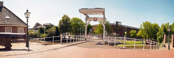 Panoramafoto der holländischen Stadt Leiden im Sommer. Brücke bei Morspo - Foto, Bild