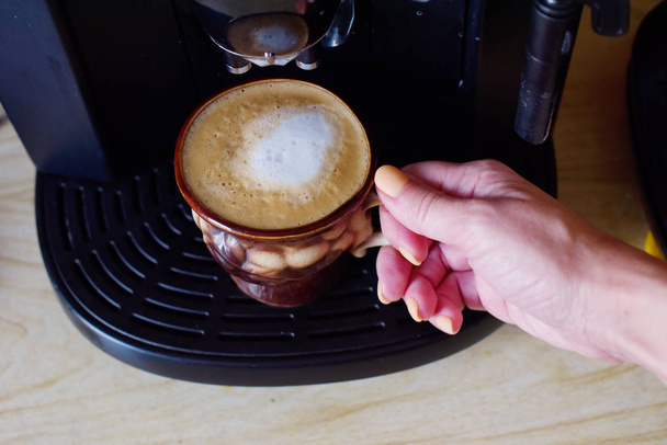 Kahve. Taze yapılmış Düz Beyaz. Kahverengi bir fincan cappuccino kahve içeceği - Fotoğraf, Görsel