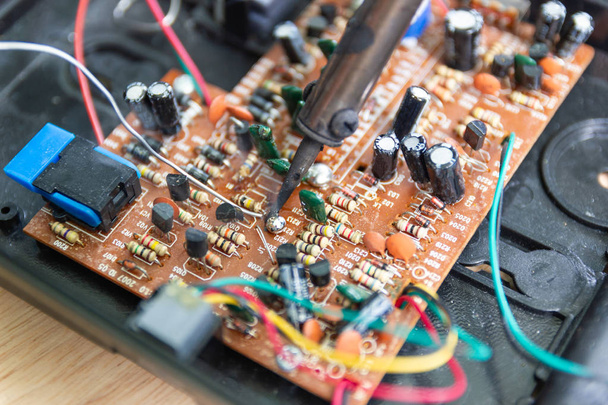 Techniker reparieren Elektronik der Computerplatine mit einem Lötkolben - Foto, Bild