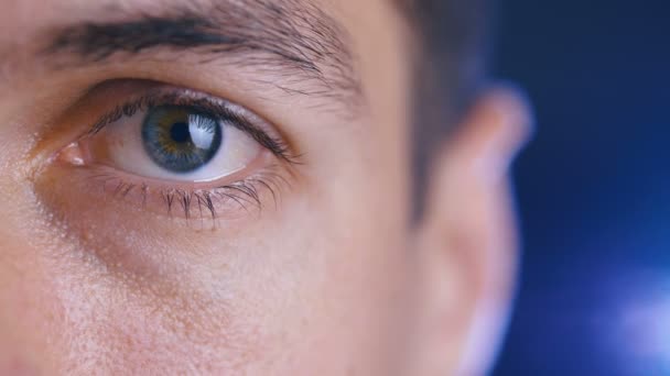 Close-up van een mannelijk oog. Detail van een oog van een man die naar de camera kijkt. Macro-opname. - Video