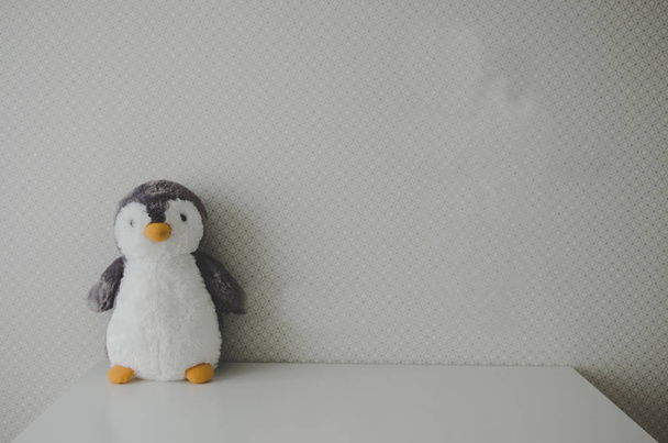 βρεφικό παιδικό δωμάτιο με πιγκουίνο παιχνίδι  - Φωτογραφία, εικόνα