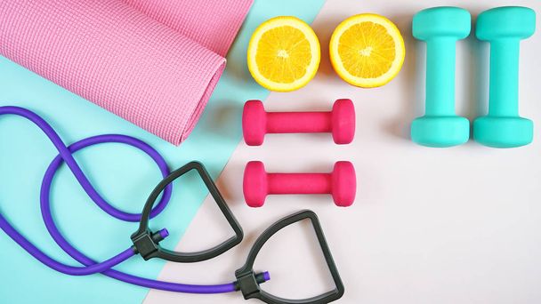Υγεία και Fitness αντίληψη για το σύγχρονο πολύχρωμο φόντο. - Φωτογραφία, εικόνα