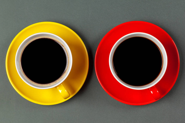 Kahve zamanı. Kahve fincanlarının parlak renkli bileşimi - Fotoğraf, Görsel