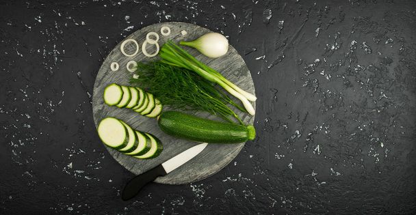 Fresh green zucchini on a dark table. The view from the top. Cop - Fotografie, Obrázek