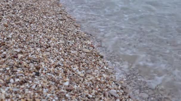 Pequeñas olas en la marea de playa de guijarros del mar
 - Imágenes, Vídeo