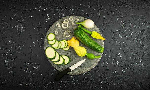 Fresh green zucchini on a dark table. The view from the top. Cop - Foto, Imagen