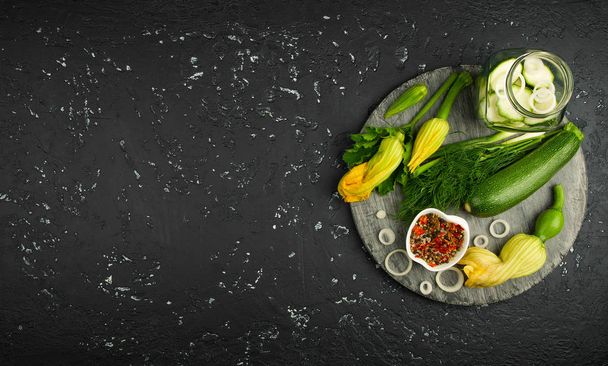 Zucchine verdi fresche su un tavolo scuro. La vista dall'alto. Poliziotto
 - Foto, immagini