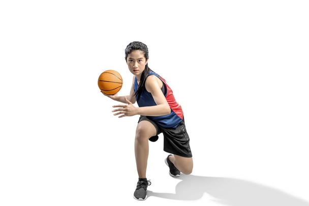 Азиатская баскетболистка в действии с мячом
 - Фото, изображение