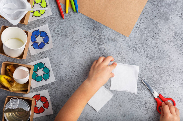 Kids hands is making recycling game kid is drawing recycle sign paper craft - Fotografie, Obrázek