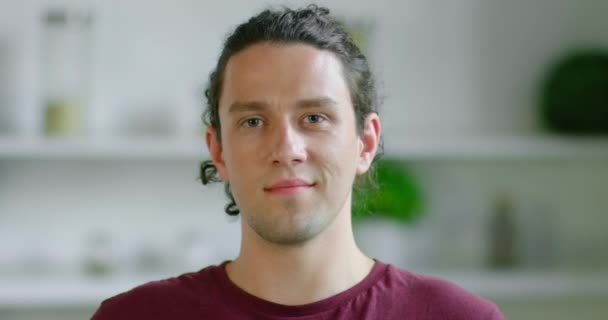 Portrait of young confident man, blurred background - Filmagem, Vídeo