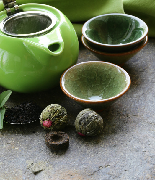 Set for a traditional tea drinking (teapot, cups and green tea) - Foto, immagini