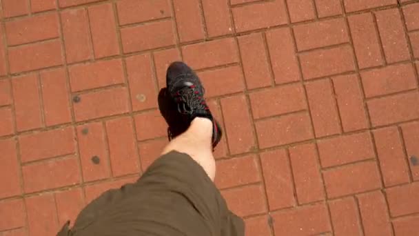 In Sneakers, bestrating stenen top uitzicht sanny dag - Video