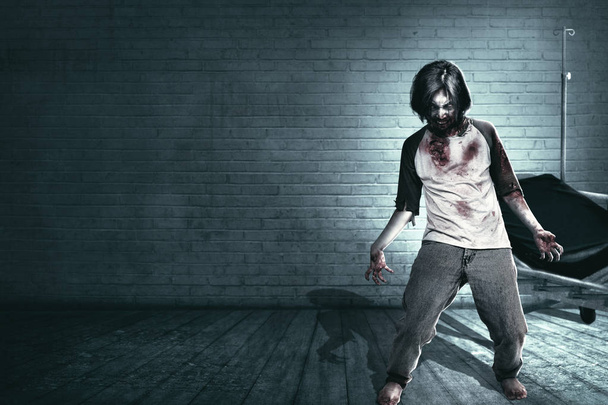 zombie spaventosi con il sangue e la ferita sul suo corpo infestato l'aband
 - Foto, immagini