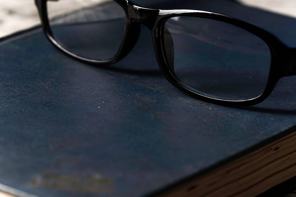 An eyeglasses and a book - Foto, afbeelding