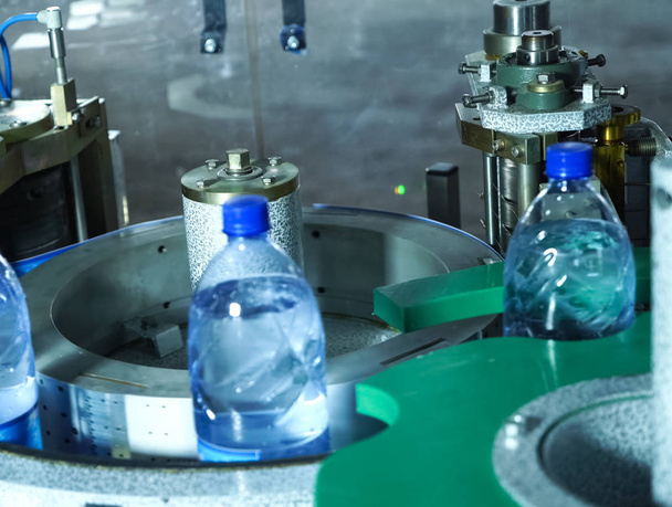 Vullijn van bruisend water in PET-fles. Mini fabriek voor - Foto, afbeelding