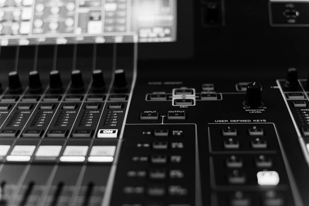 Фільтроване зображення барвисте керування звуковим мікшером DJ turntable крупним планом
 - Фото, зображення