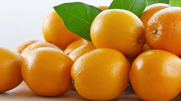 veel gesneden verse sinaasappelen, citrus achtergrond  - Video