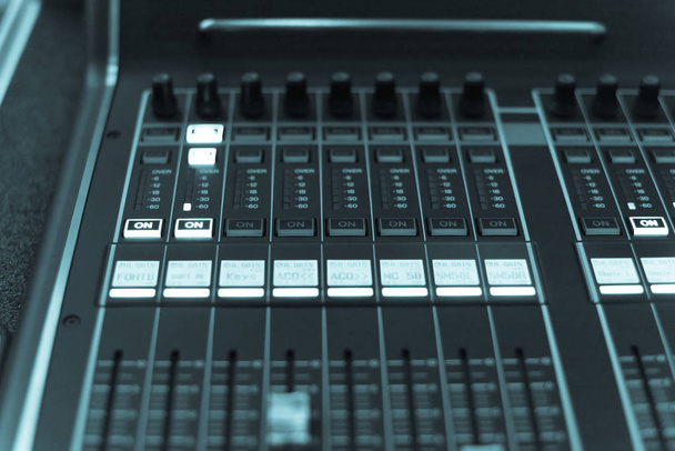 Imagen filtrada colorido sonido mezclador control DJ tocadiscos de cerca
 - Foto, Imagen