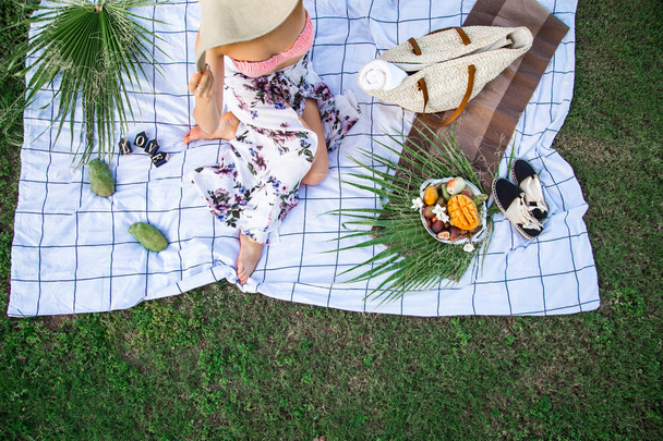 Літній пікнік, дівчина з тарілкою фруктів
 - Фото, зображення