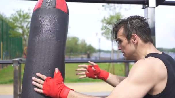 Lassított. Vonzó izmos fiatalember bokszoló-ban város képzés hely. Egészséges élet - Felvétel, videó