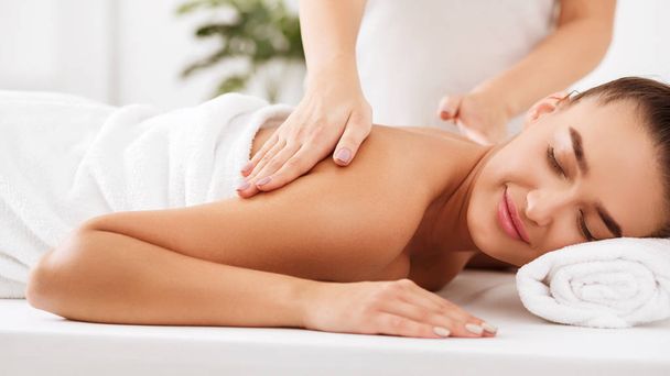 Masażysta robi masaż ramion na ciało kobiety - Zdjęcie, obraz