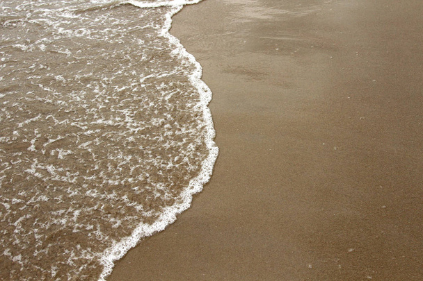波と浜辺の砂 - 写真・画像