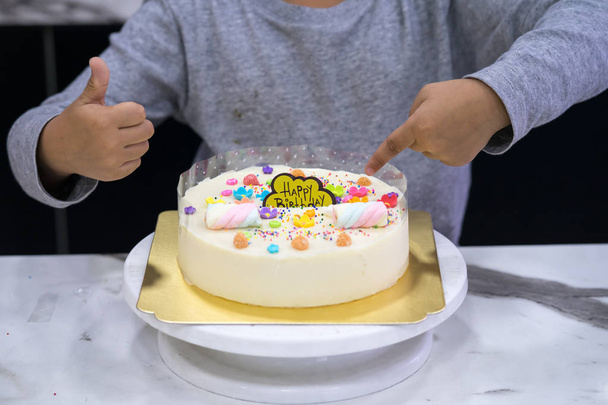 рука маленького мальчика, делающего торт
 - Фото, изображение