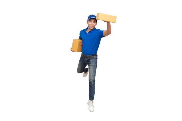Enérgico joven asiático entrega hombre saltando y sosteniendo cajas aisladas sobre fondo blanco
 - Foto, imagen