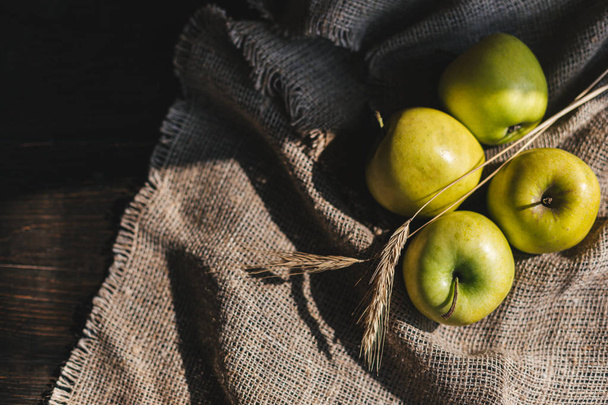 Rijpe groene appels op een doek - Foto, afbeelding