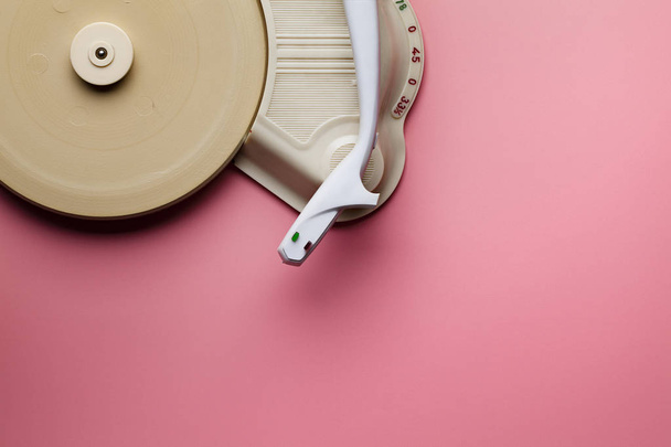 Old classic vinyl record player on pink pastel background - Foto, Imagem