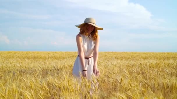 following shot red haired woman in wheat field smiling and beckoning with finger - Záběry, video