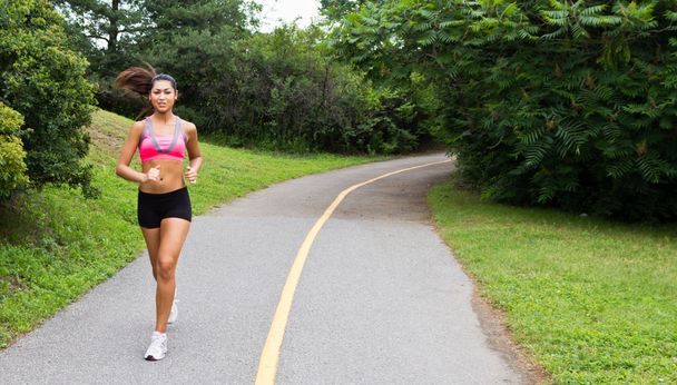 Souriant jeune femme courir pour la forme physique
 - Photo, image