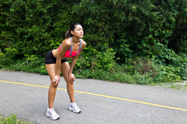 Mujer joven agotada después de correr
 - Foto, imagen