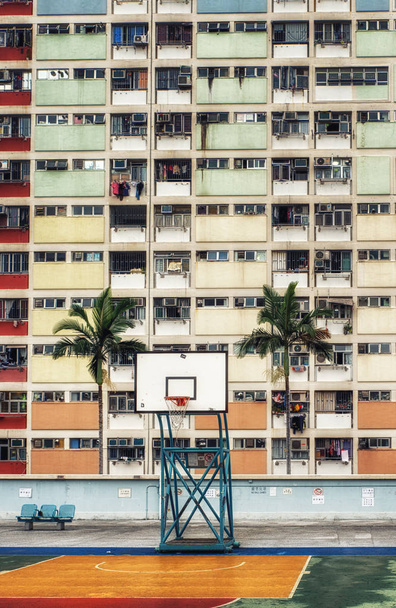 La colorida urbanización de Hong Kong con cancha de baloncesto
 - Foto, Imagen