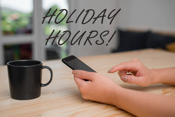 Fogalmi kézzel írásban mutatja Holiday hours. Üzleti fotó bemutató túlóra az alkalmazottakhoz a rugalmas munkarend alatt. - Fotó, kép