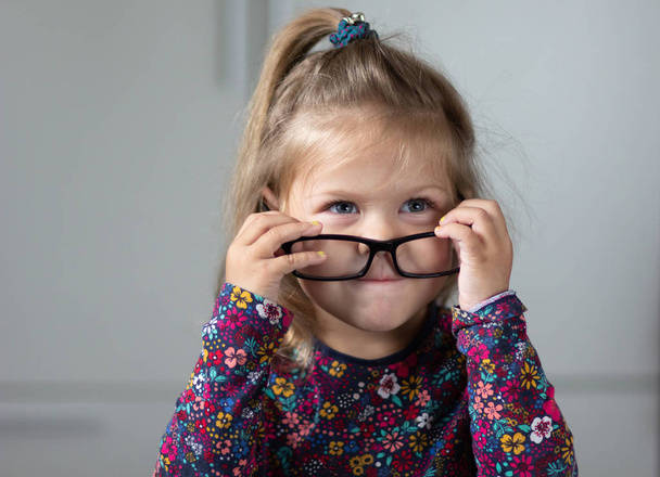 Aranyos és vicces gyermek portré szemüvegek viselése - Fotó, kép