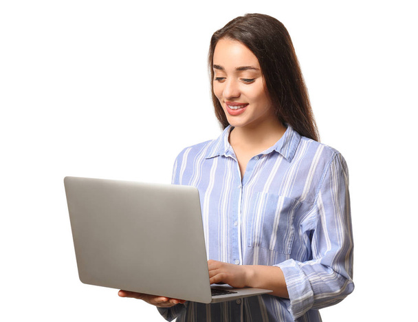 junge Programmiererin mit Laptop auf weißem Hintergrund - Foto, Bild