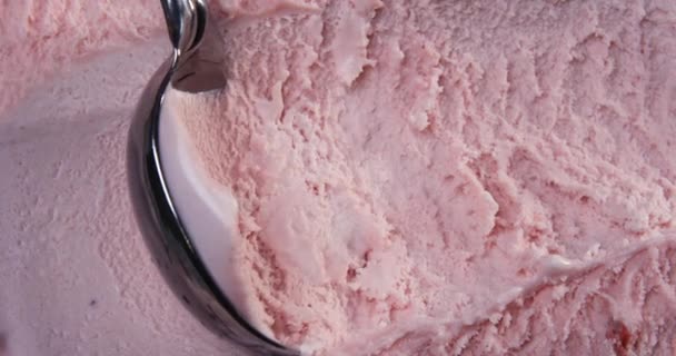 Draufsicht auf Erdbeer-Aroma-Eis mit Kugel im Karton 4k - Filmmaterial, Video