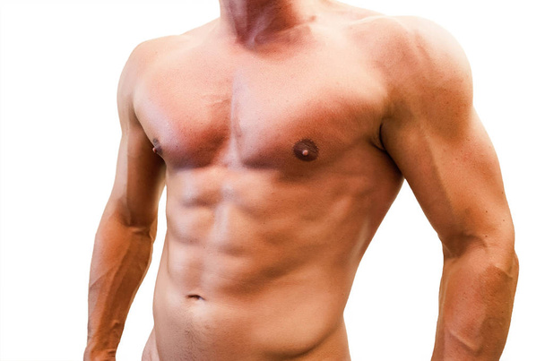 männlich schlank gebräunter Körper mit ausgeprägten Muskeln und Venen isoliert auf weißem Hintergrund, Ansicht halbseitig. - Foto, Bild