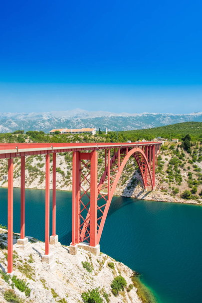 Puente de acero rojo en Maslenica, Croacia, día de verano, paisaje dálmata
 - Foto, Imagen