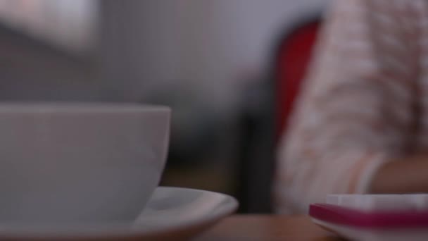 Donna bere una tazza di caffè e digitare sulla tastiera del computer durante l'orario di lavoro in ufficio, Business e concetto di istruzione. Lavoro da casa. - Filmati, video