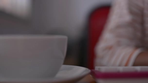Donna che beve una tazza di caffè e digita sulla tastiera del computer durante l'orario di lavoro in ufficio, Business e concetto di istruzione
. - Filmati, video